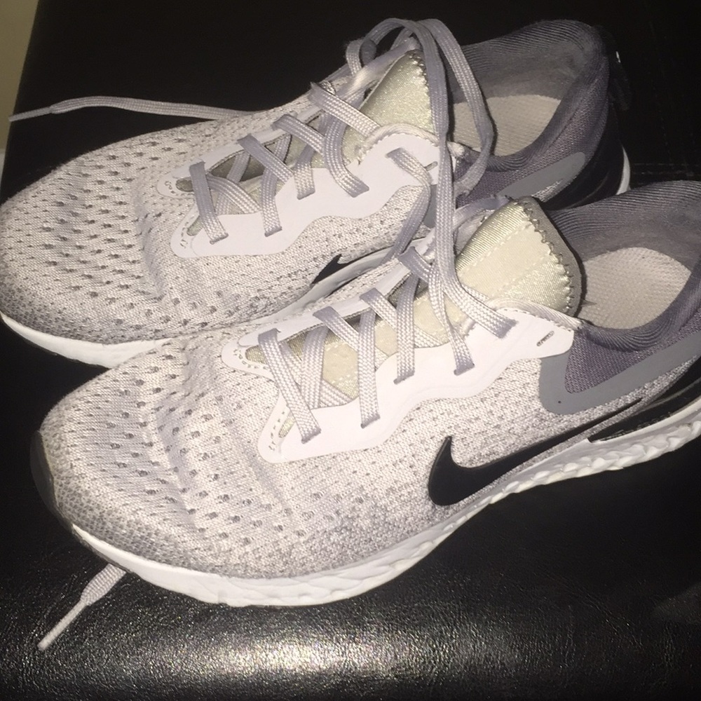 Woman’s Nike odyssey size 7.5